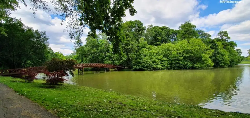 small wooden bridge, Castle park