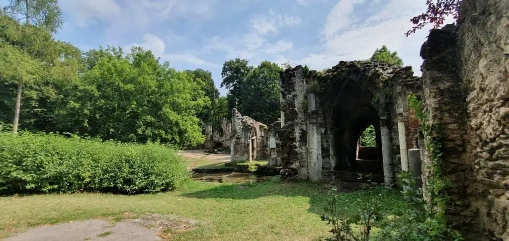 english garden ruins