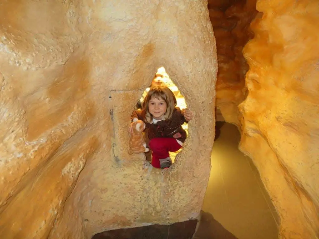 Szemlő Mountain cave, kid