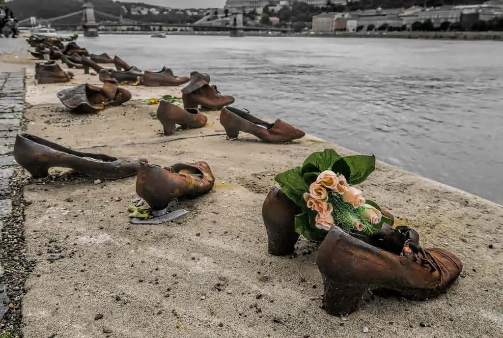 Something is drifted by water: Shoes on the Danube bank