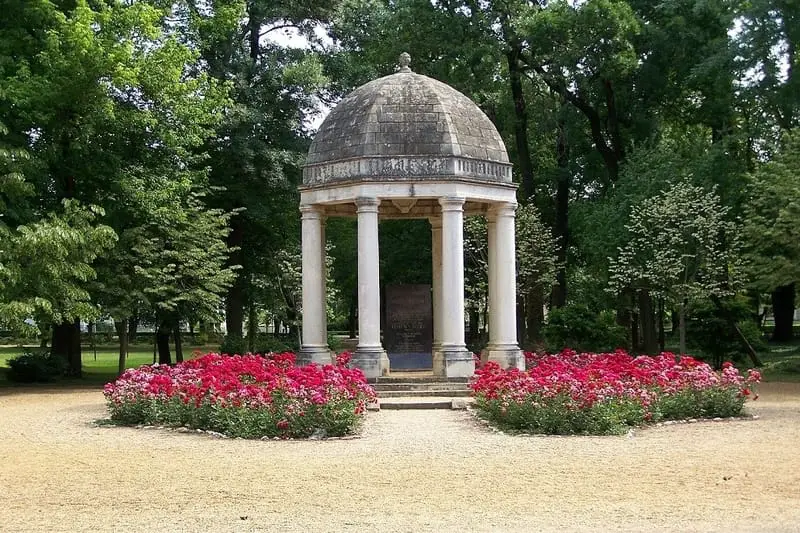 Helikon Park - Helikon Monument
