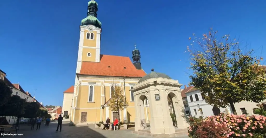 City fountaind and the St. Jakab Church