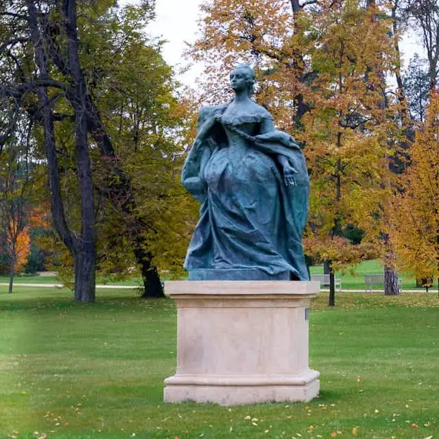 Gödöllő, statue of Elizabeth.
