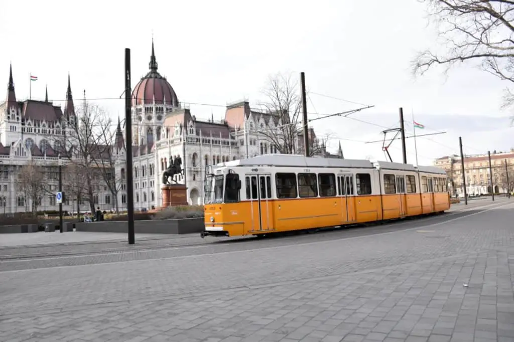 Tram 2 Kossuth Square