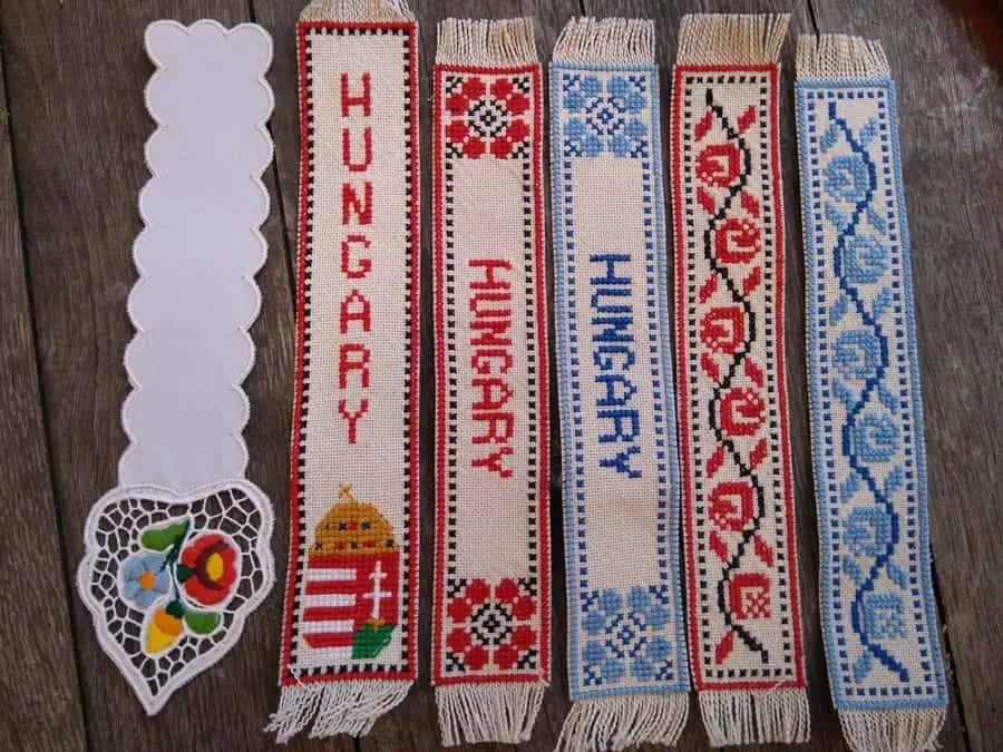 first from left: bookmark embroidered with the Kalocsa pattern.