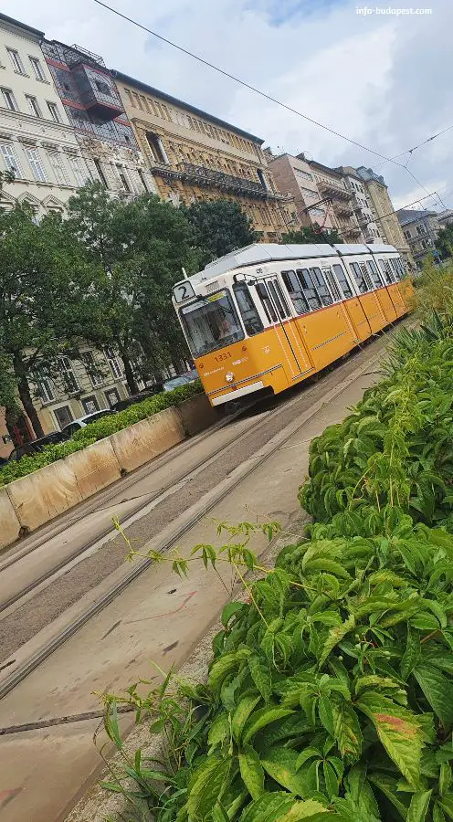 Tra 2 Budapest - running near Fovam Square