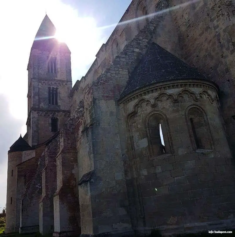 Zsambek ruin church